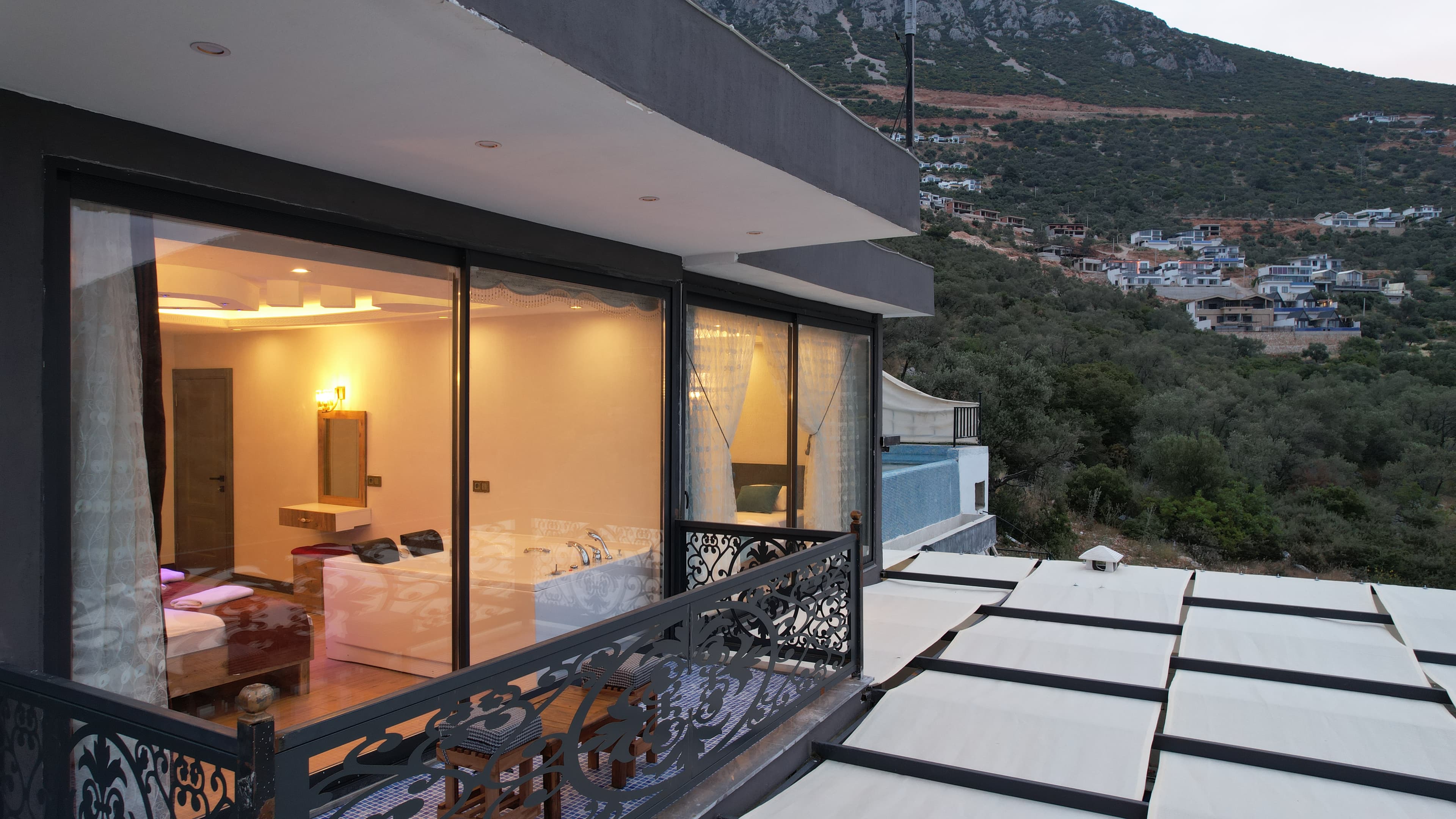 Villa Leyla, Kalamar
